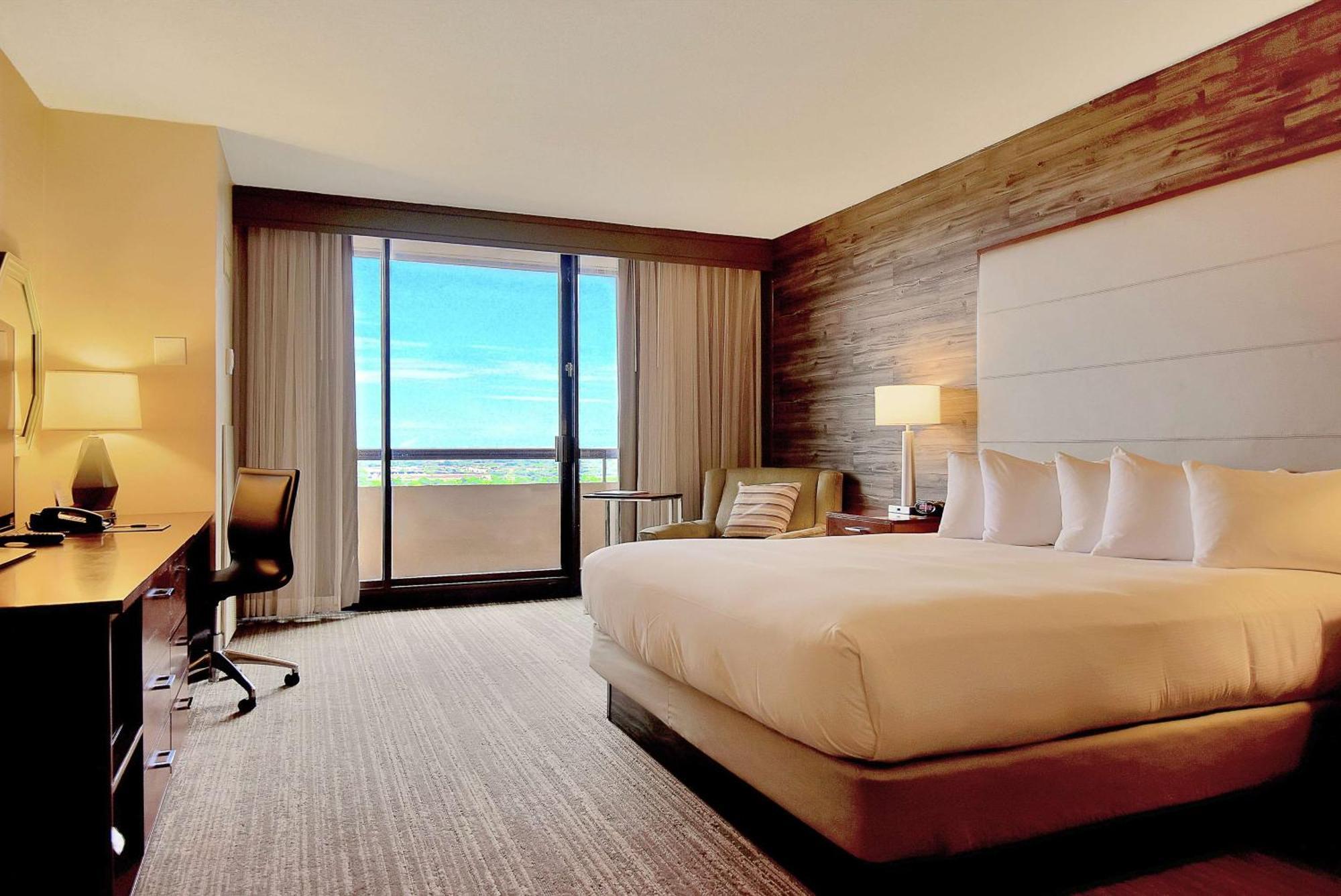 Hotel Doubletree By Hilton & By The Galleria 4*